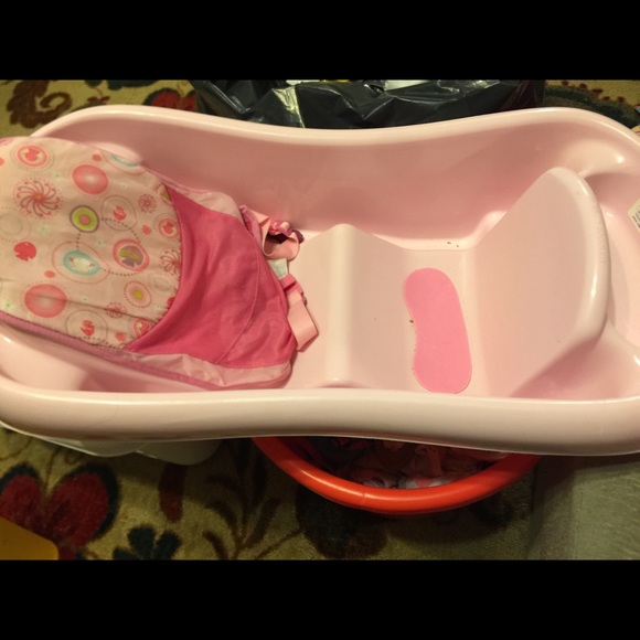 Baby bath tub with 4 soft blankets and 10+bibs - Picture 1 of 3